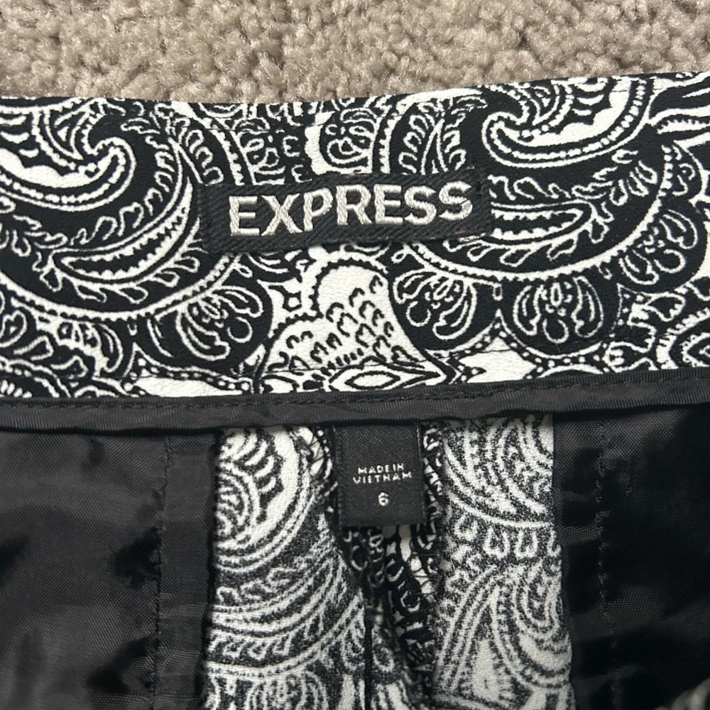 Women's Express Black White Paisley Pleated Tailored Cuffed Dress Short Shorts 6